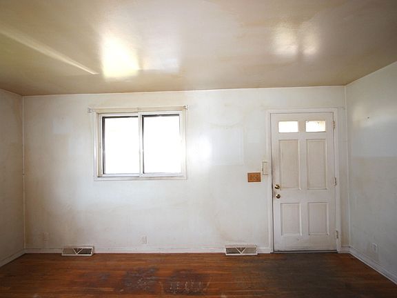 4th image of 318 W 10th Ave