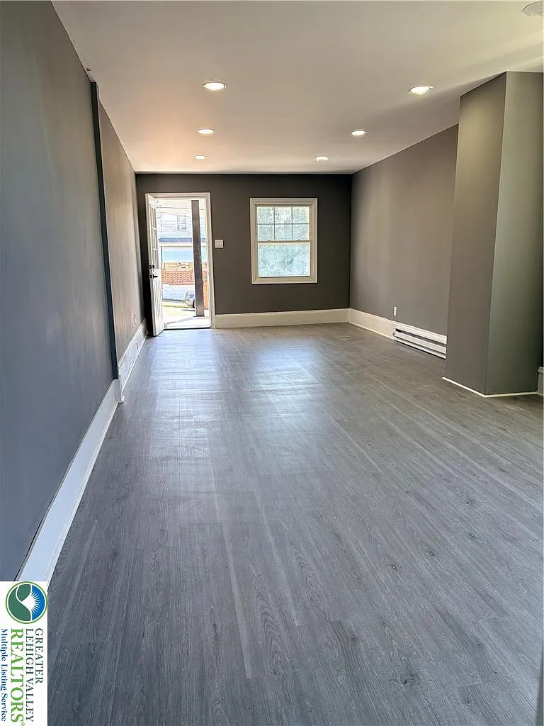 4 bed, 2.5 bath, 1860 sqft, $1,300 — Photo 4