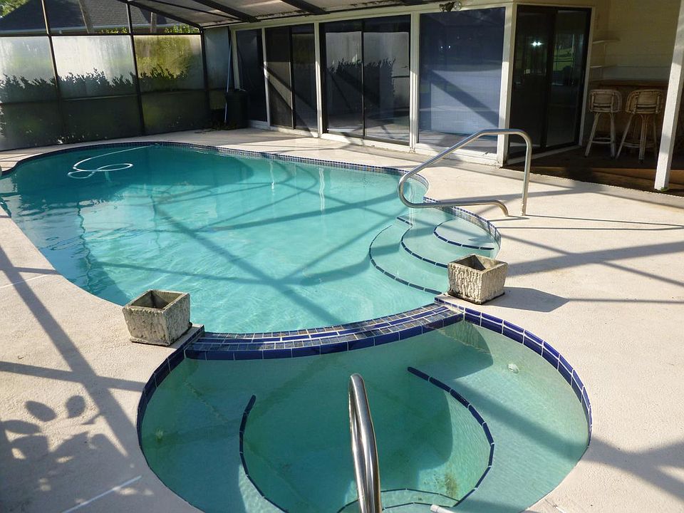 Screened pool