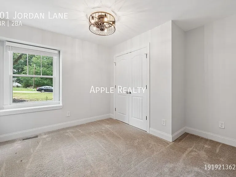 101 Jordan Ln — Photo 10