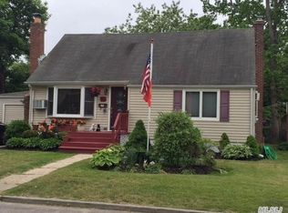 4 Cedar Grove St W, Patchogue, NY 11772