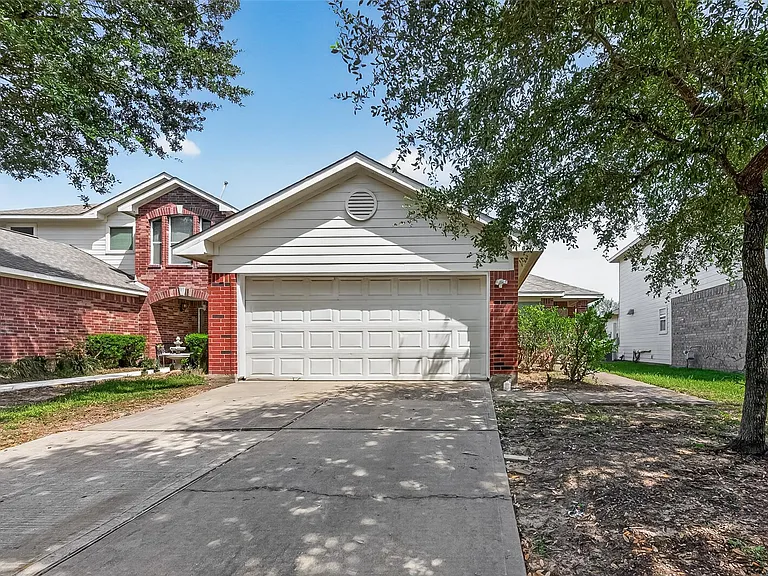 827 Royal George Ln — Photo 1
