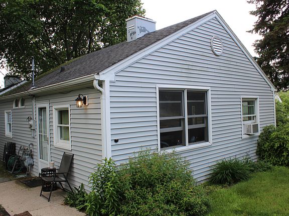 3rd image of 740 Emerald Ave NE