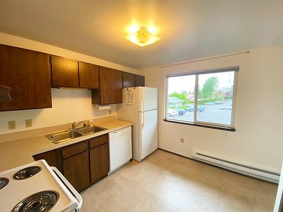 5th image of 1630 Trenton Ave APT 203