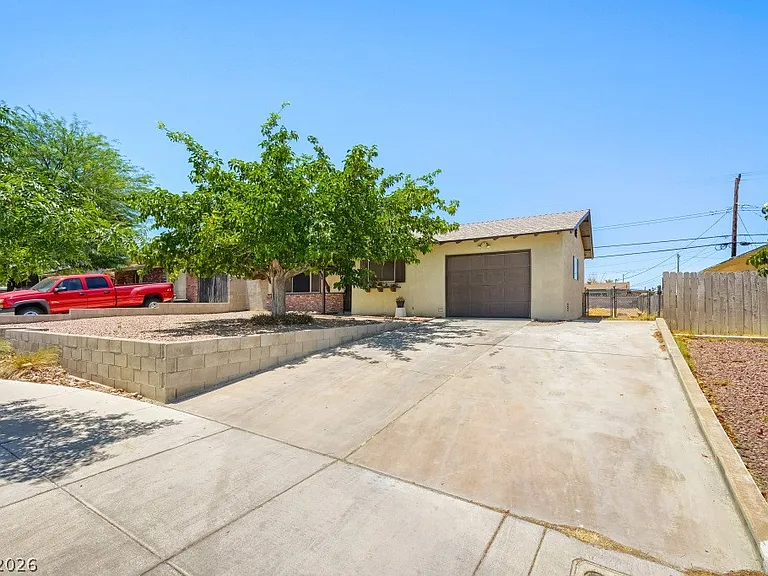 823 Center St — Photo 4