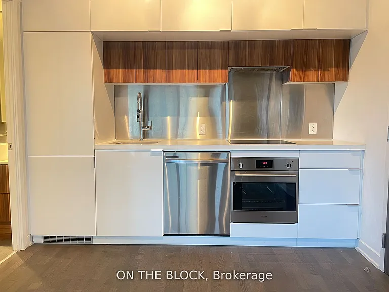 185 Roehampton Ave W #509 — Photo 12