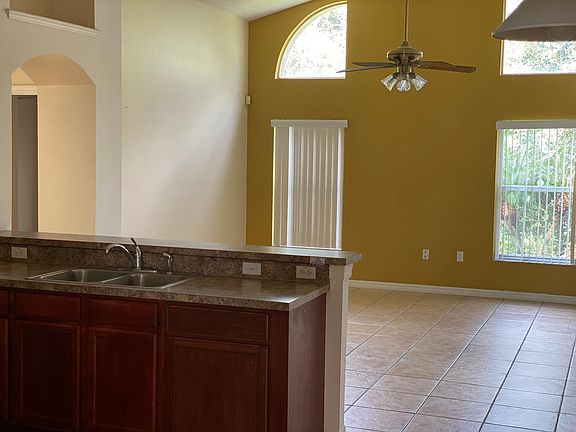 5th image of 147 Thornbury Dr