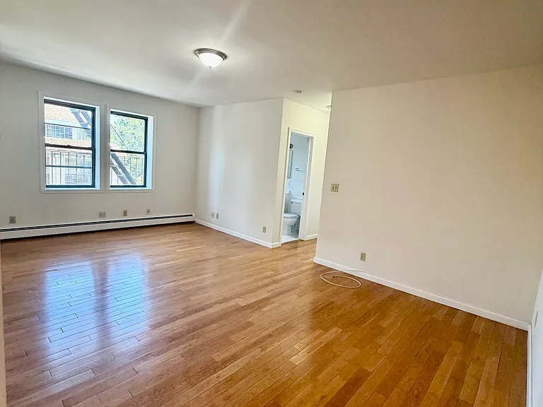 16 Hall Pl #3 — Photo 1
