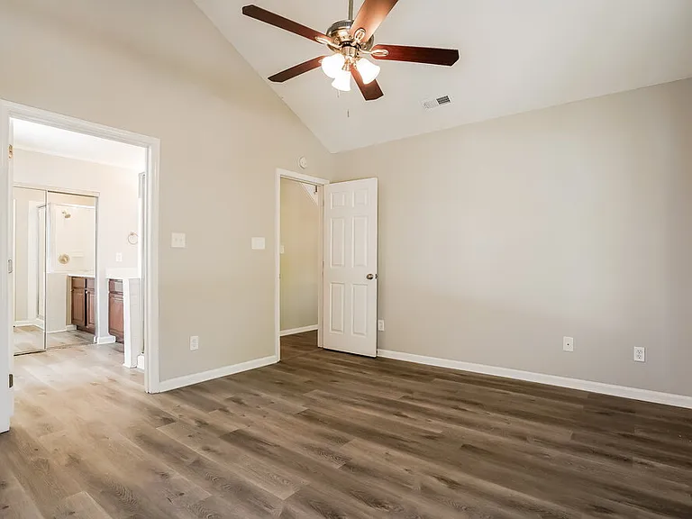 1011 Laurens Way — Photo 12