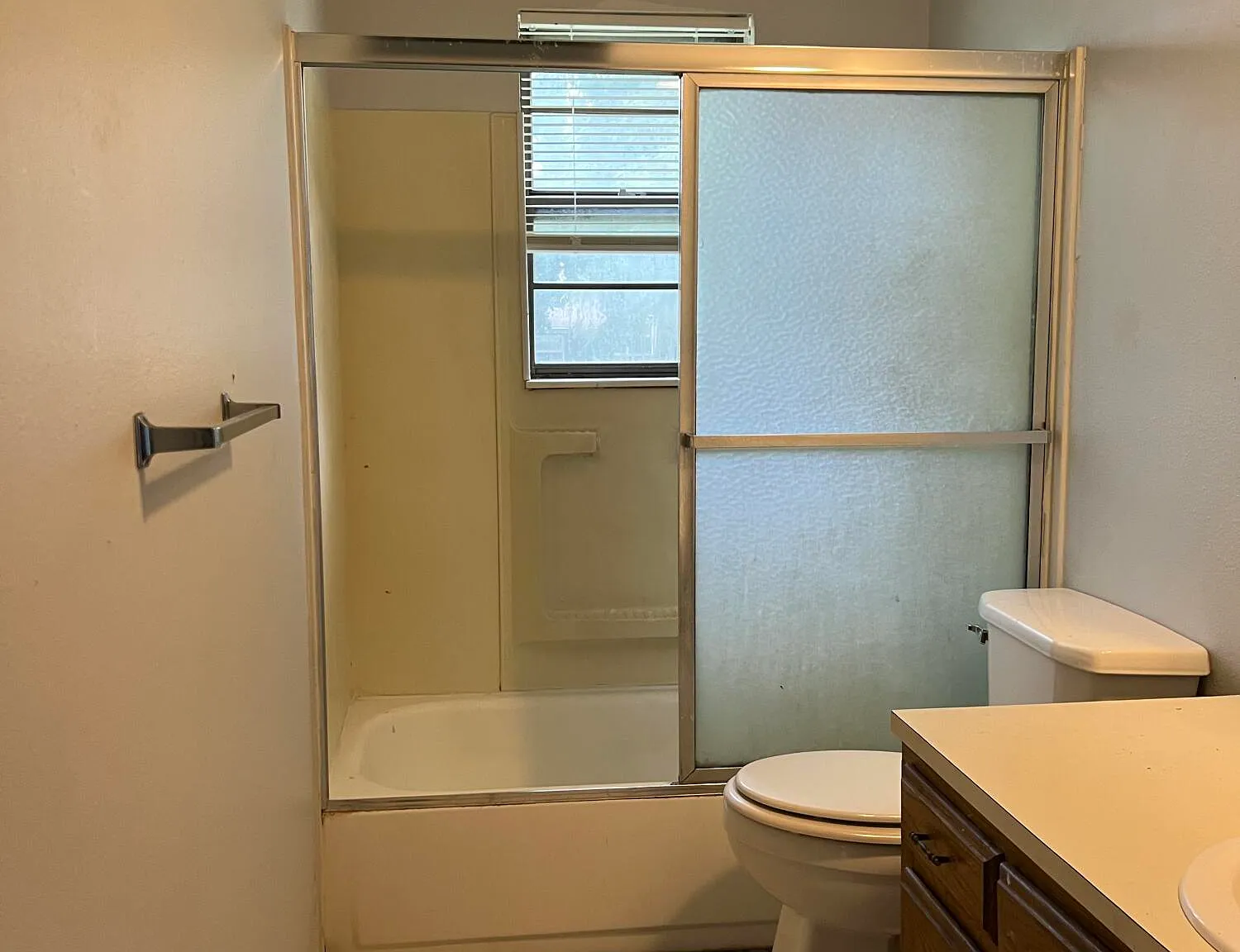 2 bed, 1.0 bath, 900 sqft, $1,050 — Photo 4