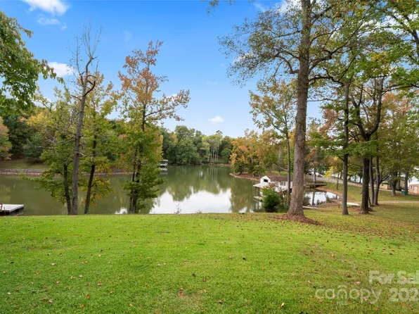 3733 Fox Valley Rd, Charlotte, NC 28278