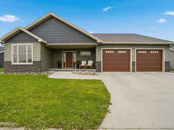 552 Northstar Dr, Grafton, ND 58237