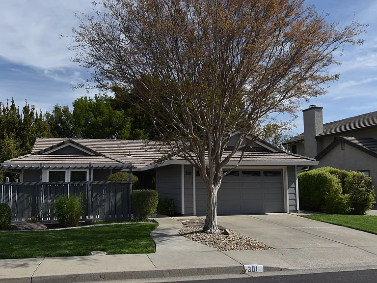 301 Willowood Ct — Photo 1