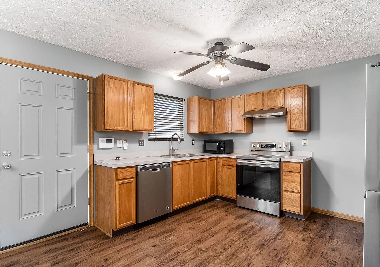 Spacious South Side Home with Garage! — Photo 4