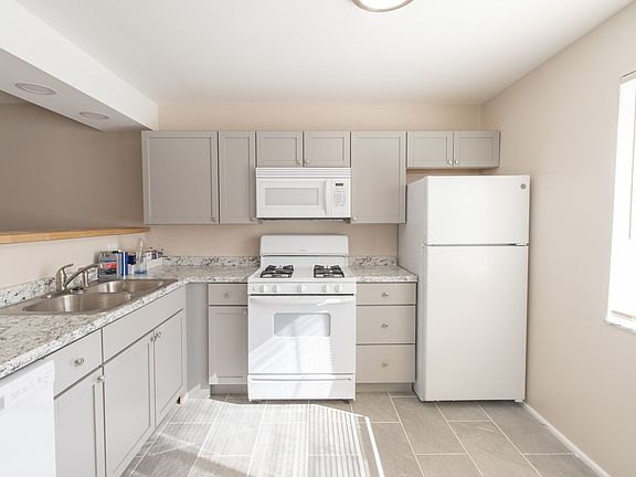 4th image of 1724 E Broadway APT B