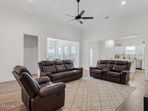 5th image of 100 Fairdale Dr