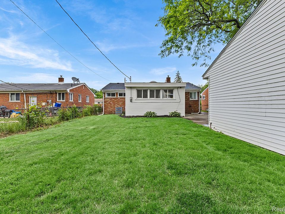 22121 Whitmore Ave, photo 4