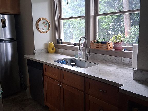 2nd image of 74 West Rd #B
