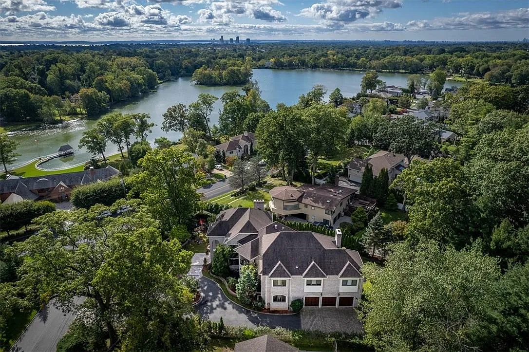 87 Lakeshore Drive photo 1