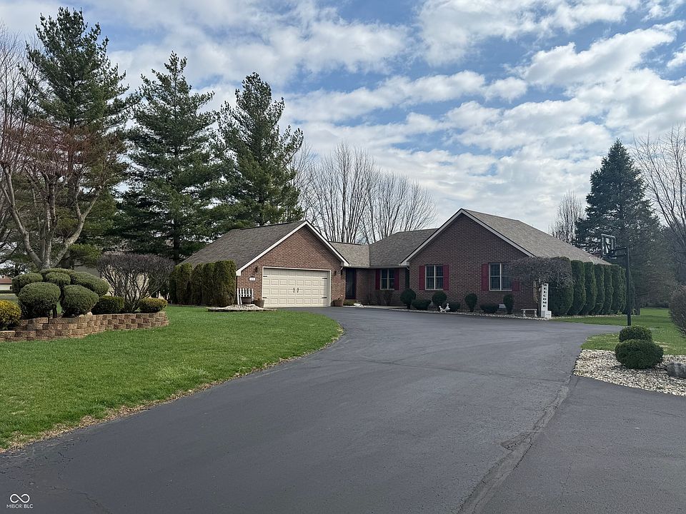 1st image of 825 E Barachel Ln