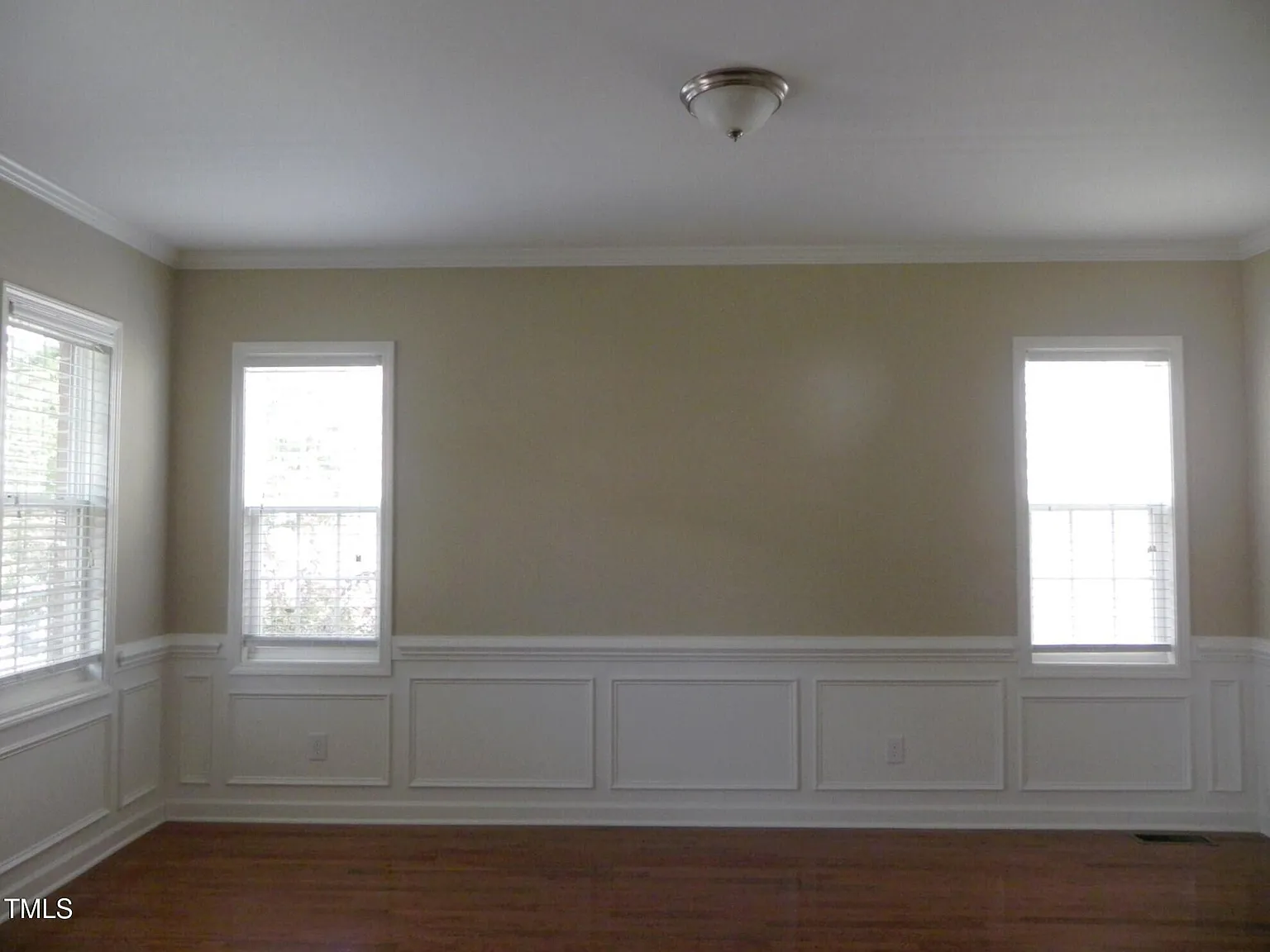 3 bed, 2.5 bath, 2806 sqft, $2,350 — Photo 2