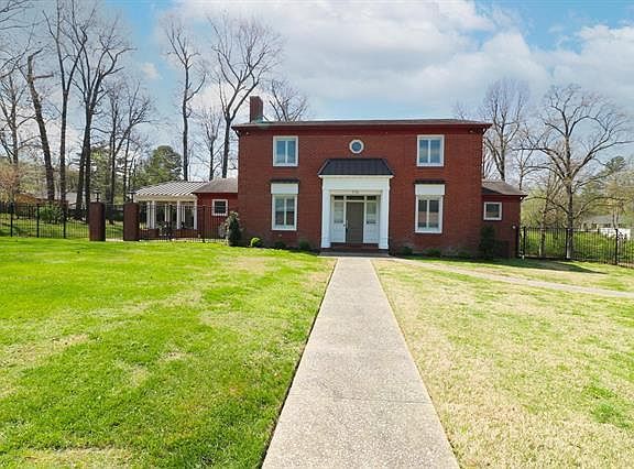 2nd image of 715 Woodland Dr