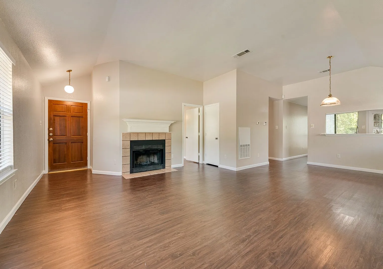 Availalbe Now 3 Bedroom 2 Bath Duplex In Euless — Photo 2