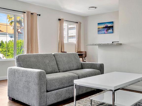 3rd image of 932 Wilcox Ave #5