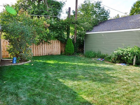 3rd image of 144 Woodstock Dr