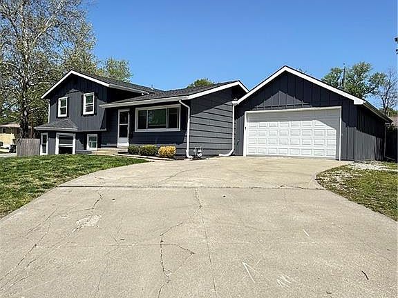 2nd image of 604 NW Carroll Dr