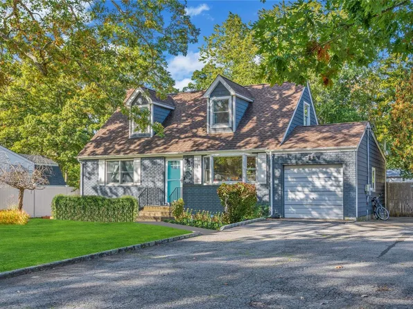 1242 Minerva Avenue, West Islip, NY 11795
