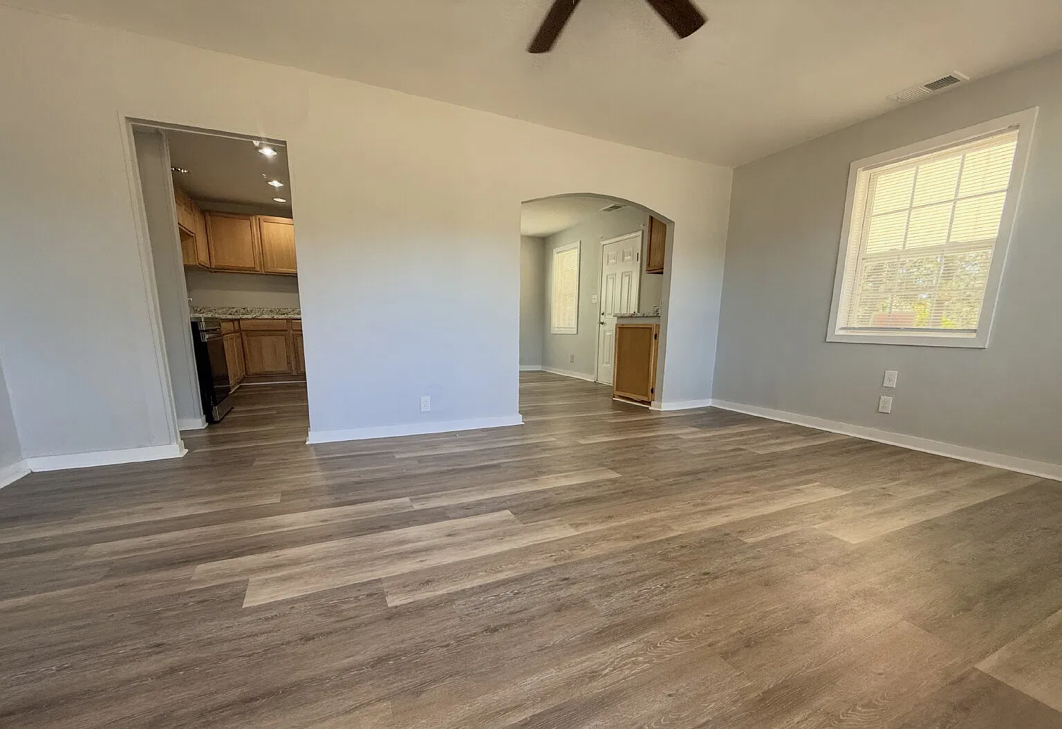 3 bed, 1.0 bath, 1026 sqft, $1,100 — Photo 3