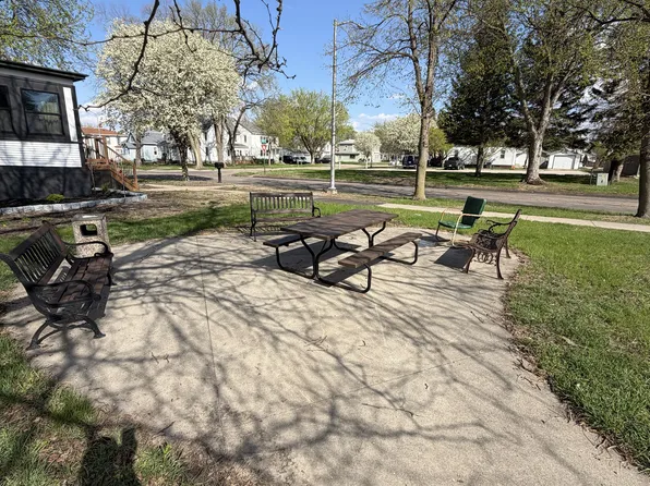 Windsor Apartments, 1213 6th Ave #1B-1Ba-500Sqft, Worthington, MN 56187