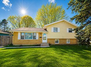 2432 Yeoman St, Waukegan, IL 60087