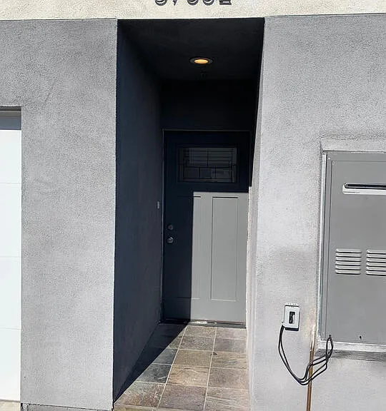 5733 1/2 Fulcher Ave — Photo 2