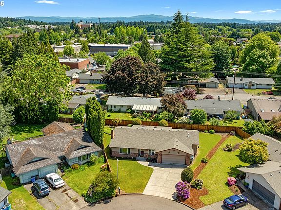3rd image of 1108 NE 133rd Cir