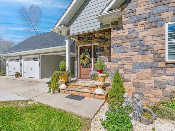 1142 Island Creek Dr, Troy, NC 27371