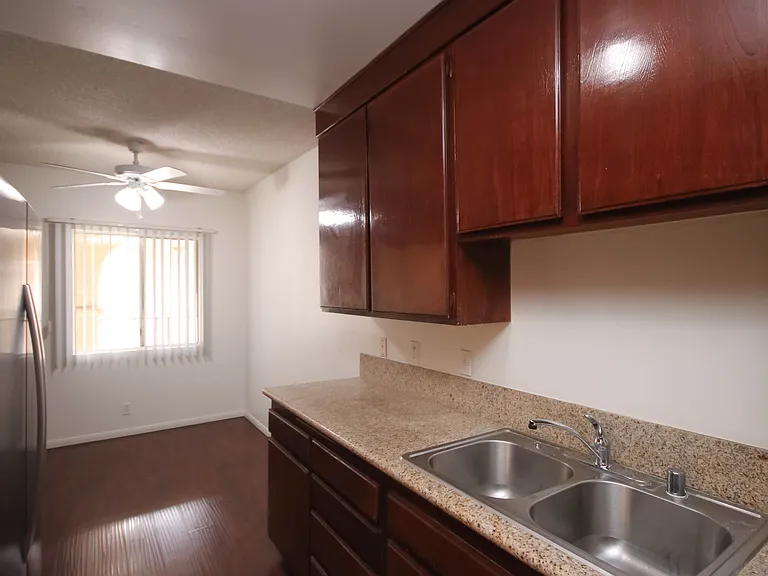 3010 Montrose Ave #28 — Photo 7