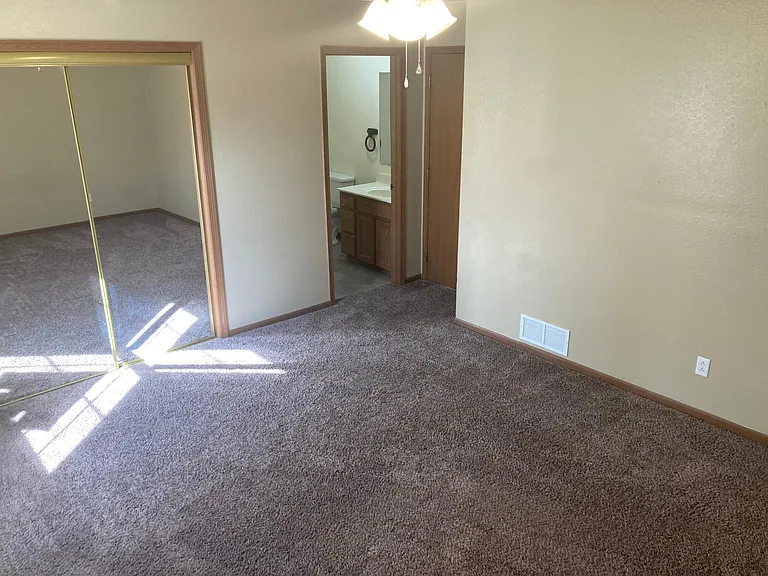915 Uptegrove Ln — Photo 9