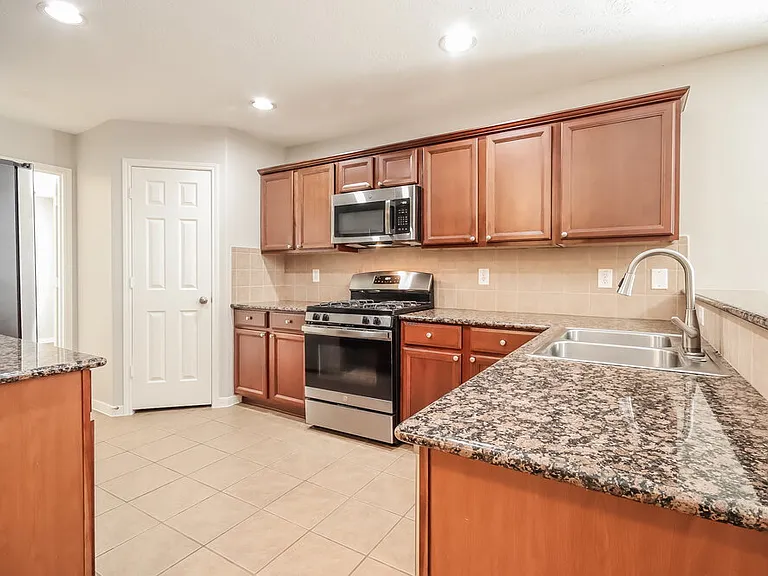 21619 Kingston Terrace Ln — Photo 8