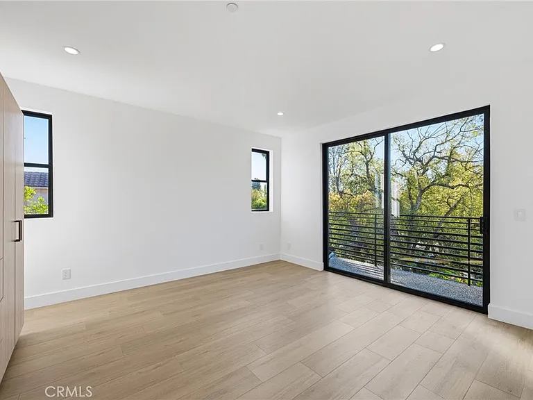 13602 Burbank Blvd — Photo 8