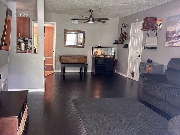 2nd image of 1040 Sierra Ln