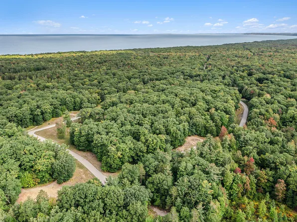 6 Pine St, Mears, MI 49436