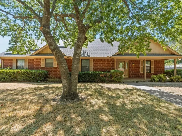 303 Westmeadow Dr, Cleburne, TX 76033