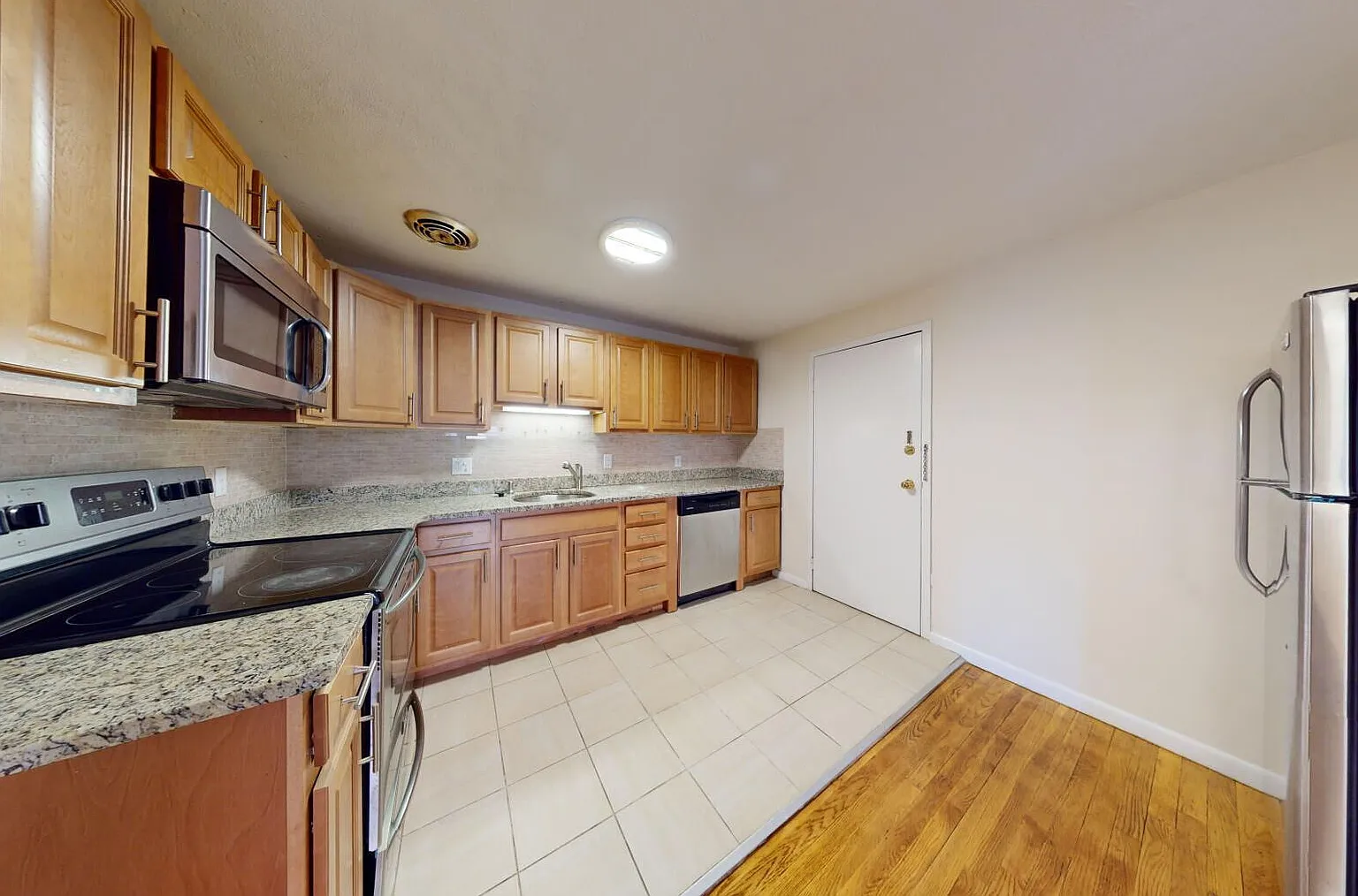 2 bed, 1.0 bath, 9999 sqft, $3,700 — Photo 2