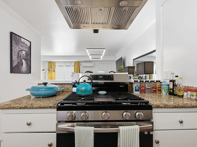 22030 Calvert St #6 — Photo 9