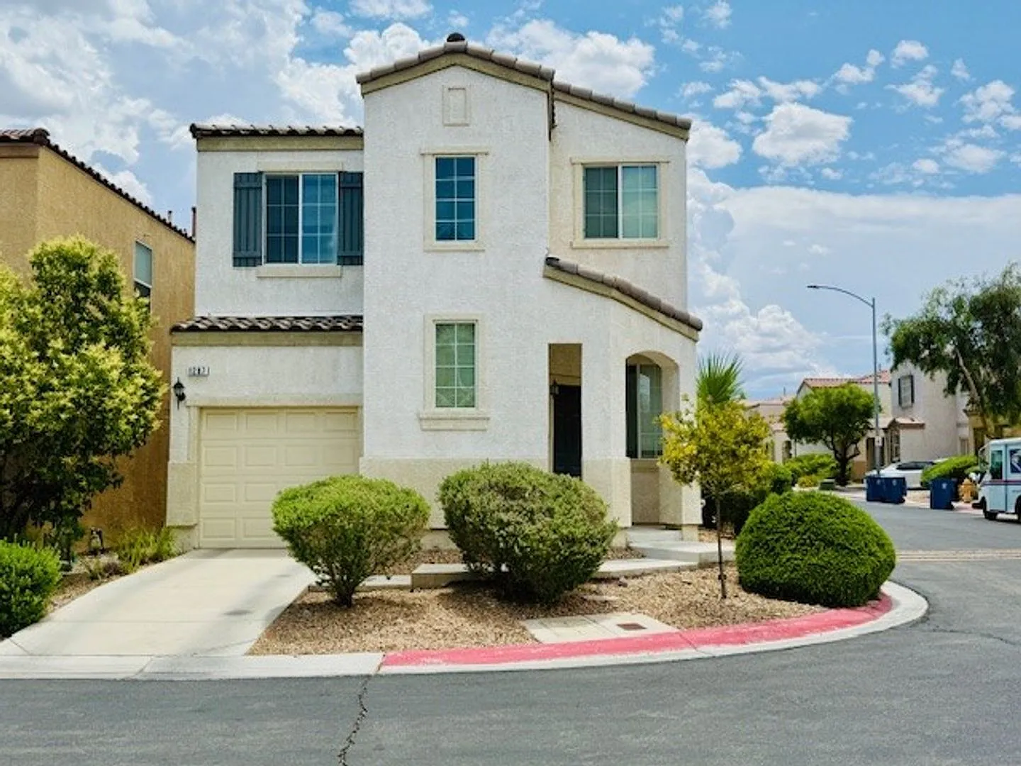 Clean, Bright & Cheerful Home in the Heart of Silverado Ranch! — Photo 2
