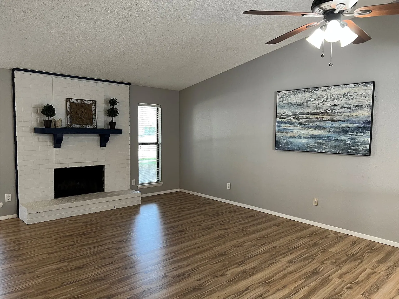 3 bed, 2.0 bath, 1581 sqft, $2,200 — Photo 3