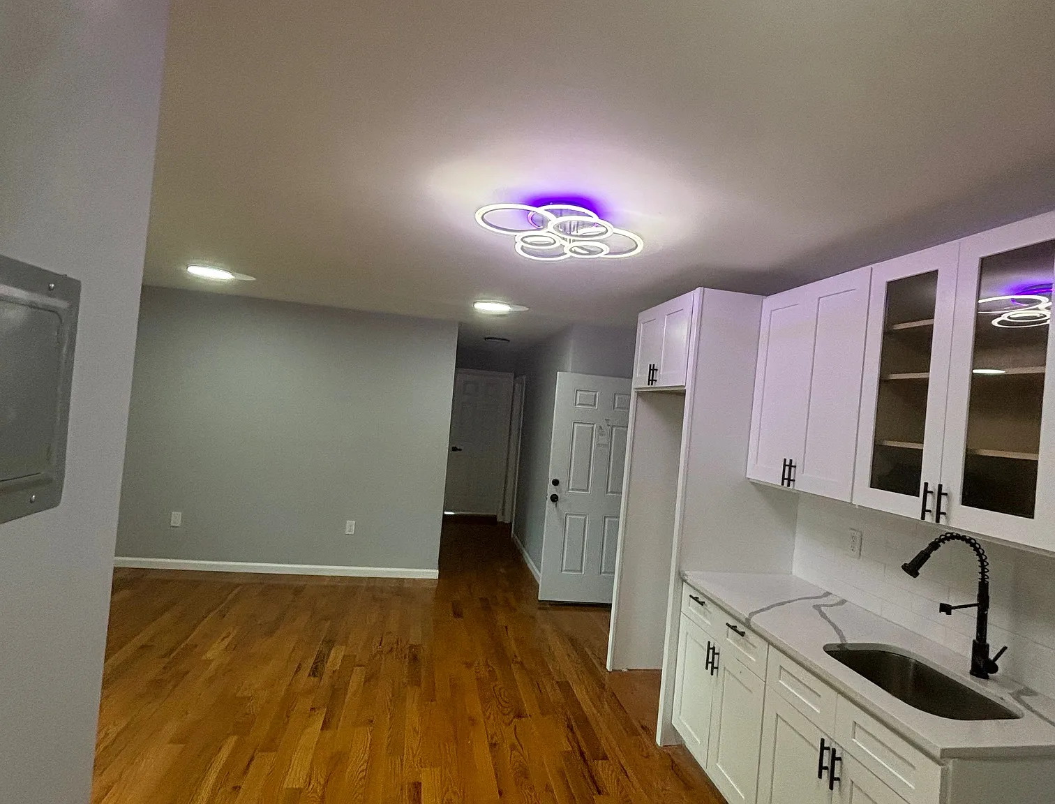 3 bed, 900 sqft, $3,800 — Photo 1