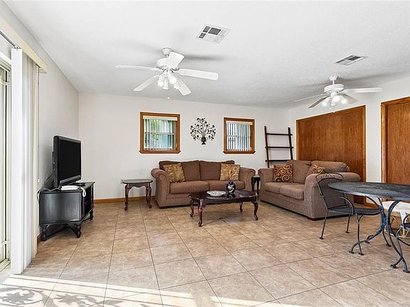 3rd image of 5024 Madrid St